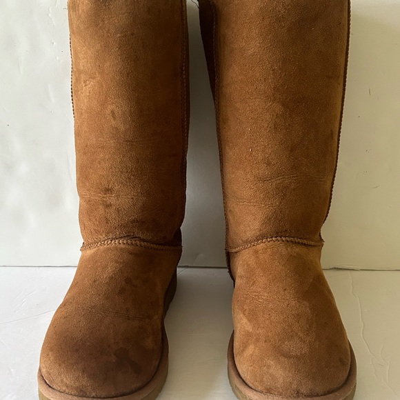 Preowned women Ugg boots size 9 
Ugg S/N 5815 - Picture 9 of 11